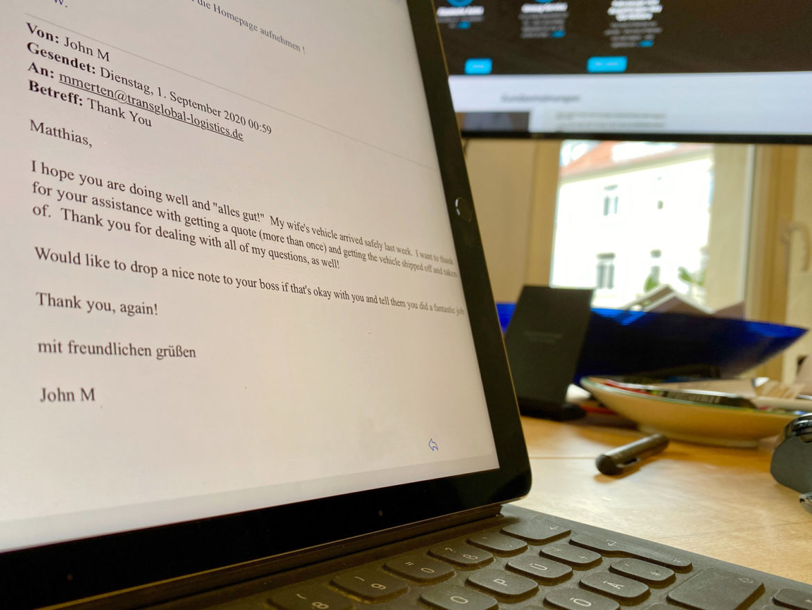 Ein Laptop auf einem Schreibtisch zeigt eine E-Mail mit dem Betreff Thank You. Im Hintergrund sind ein Fenster, ein Monitor und verschiedene Büroartikel zu sehen.