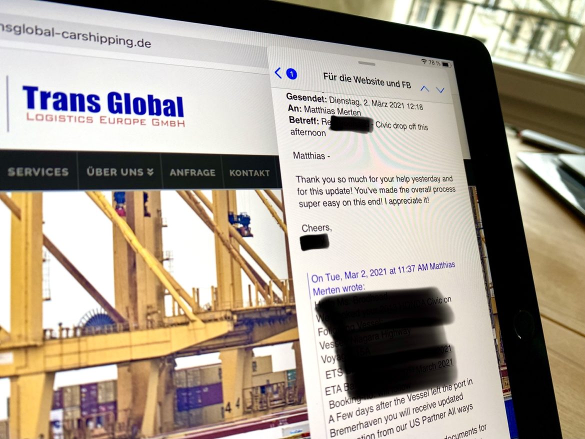 Tablet mit geöffneter E-Mail-App, neben einer Webseite von Trans Global Logistics Europe GmbH mit Menüpunkten Services, Über uns, Anfrage und Kontakt. Ein Fenster im Hintergrund lässt Licht herein.