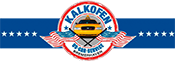 Kalkofen US-Car-Service Ein Logo mit der Aufschrift Kalkofen BBQ zeigt einen gelben Oldtimer, umgeben von amerikanischen Flaggen und Sternen auf blauem Hintergrund.
