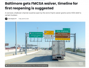 LKW fährt auf einer Autobahn mit Schildern für den Port of Baltimore und Fort McHenry National Monument.