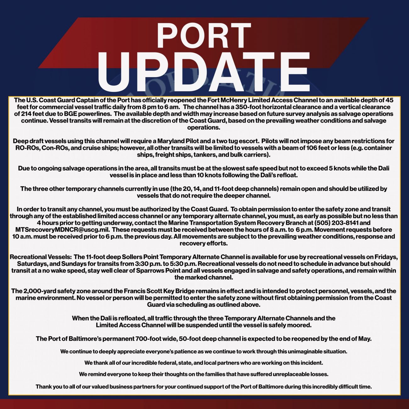 Roter Hintergrund mit weißem Text oben: Port Update. Darunter Textblöcke in Englisch mit Informationen über die Öffnung des Fort McHenry Limited Access Channel, maritime Sicherheitsvorschriften und Anweisungen für Schiffsbewegungen. Enthält Details zu genehmigten Verkehrszeiten, erforderlichen Pilotenbegleitungen und Sicherheitszonen. Bezug auf laufende Bergungsarbeiten und logistisches Management im Hafen von Baltimore.