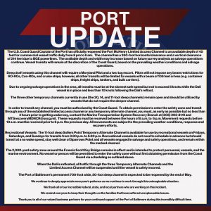Roter Hintergrund mit weißem Text oben: Port Update. Darunter Textblöcke in Englisch mit Informationen über die Öffnung des Fort McHenry Limited Access Channel, maritime Sicherheitsvorschriften und Anweisungen für Schiffsbewegungen. Enthält Details zu genehmigten Verkehrszeiten, erforderlichen Pilotenbegleitungen und Sicherheitszonen. Bezug auf laufende Bergungsarbeiten und logistisches Management im Hafen von Baltimore.
