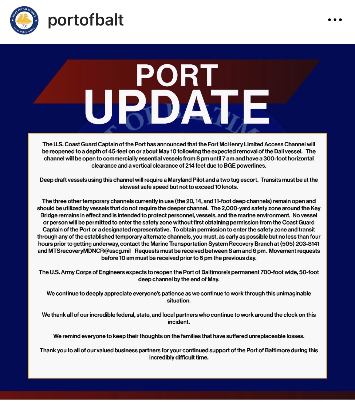 Ein Bild mit Informationen zum Port Update des Hafens von Baltimore, veröffentlicht von portofbalt. Der Text beschreibt, dass der begrenzte Zugangskanal Fort McHenry voraussichtlich um den 10. Mai wiedereröffnet wird, nach der Entfernung des Dali-Schiffs. Der Kanal wird bestimmte Bedingungen für tiefgehende Schiffe haben. Es wird um Geduld und Unterstützung während dieser Situation gebeten.