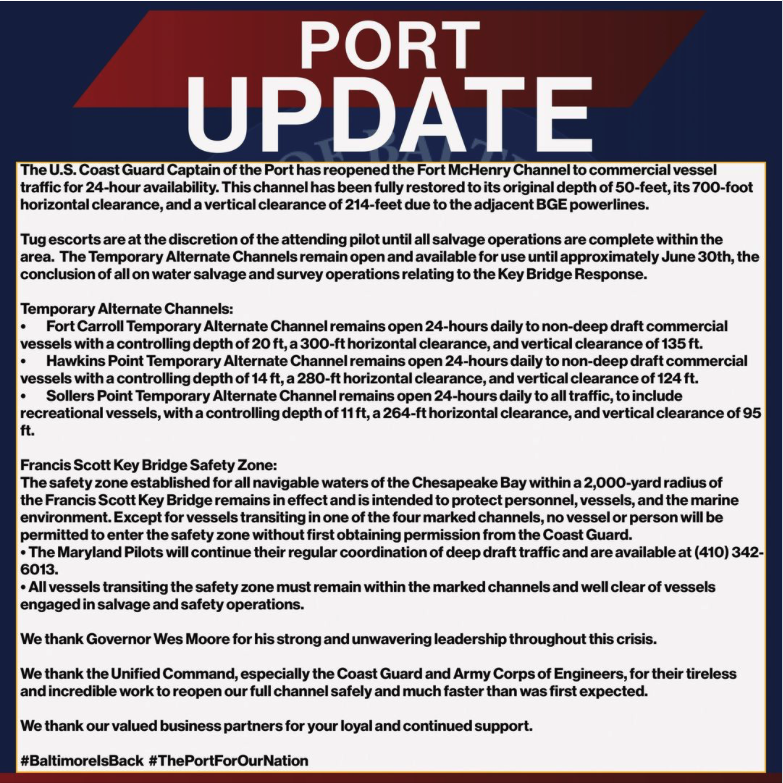 Ein Bild mit der Überschrift PORT UPDATE beschreibt die Wiedereröffnung des Fort McHenry Channels für den kommerziellen Schiffsverkehr. Es enthält Informationen zu temporären Alternativrouten, Sicherheitszonen und Anforderungen für den Schiffsverkehr. Es wird den Einsatz und die Unterstützung von Beamten und Partnern gewürdigt. Enthält Hashtags: #BaltimoreIsBack #ThePortForOurNation.